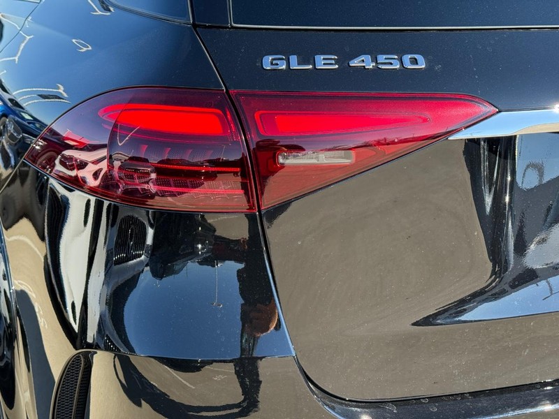 Mercedes-Benz GLE Vehicle Full-screen Gallery Image 4