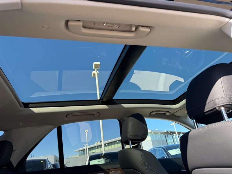 Mercedes-Benz GLE Vehicle Full-screen Gallery Image 8