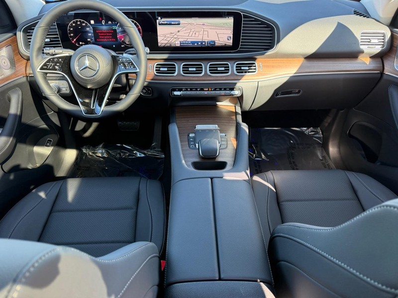 Mercedes-Benz GLE Vehicle Full-screen Gallery Image 9