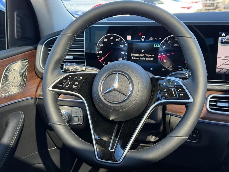 Mercedes-Benz GLE Vehicle Full-screen Gallery Image 10