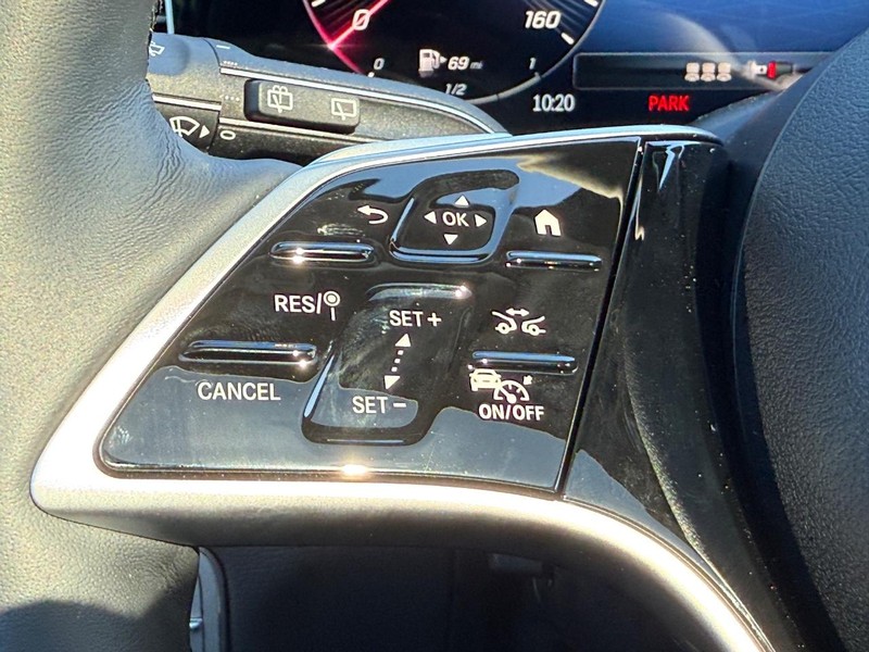 Mercedes-Benz GLE Vehicle Full-screen Gallery Image 11