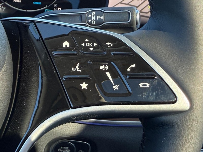 Mercedes-Benz GLE Vehicle Full-screen Gallery Image 12