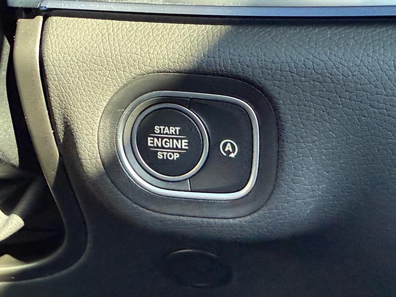 Mercedes-Benz GLE Vehicle Full-screen Gallery Image 15