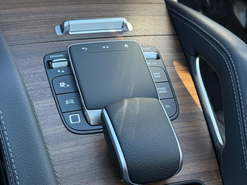 Mercedes-Benz GLE Vehicle Full-screen Gallery Image 17