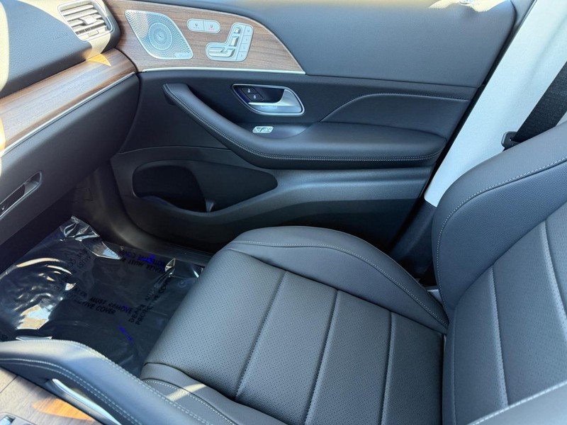 Mercedes-Benz GLE Vehicle Full-screen Gallery Image 18