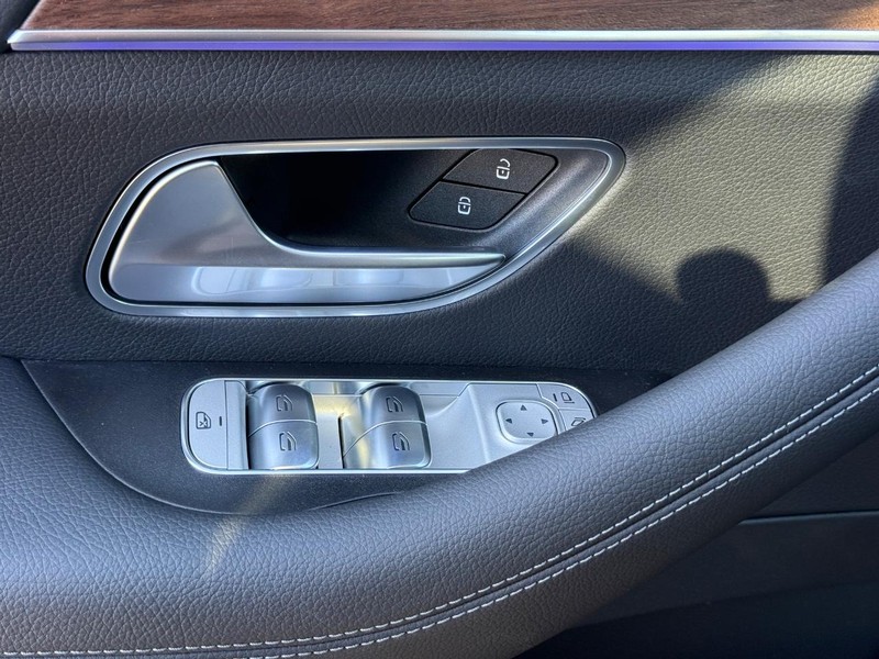 Mercedes-Benz GLE Vehicle Full-screen Gallery Image 20