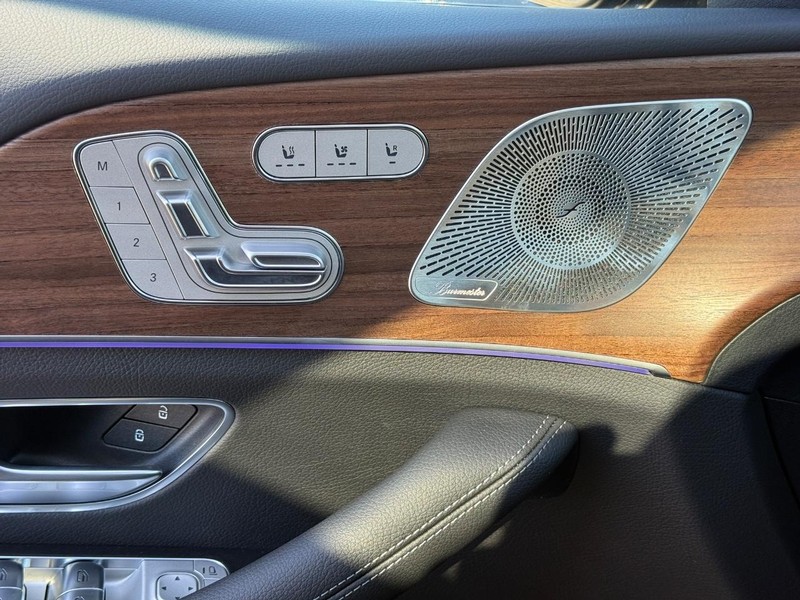 Mercedes-Benz GLE Vehicle Full-screen Gallery Image 21