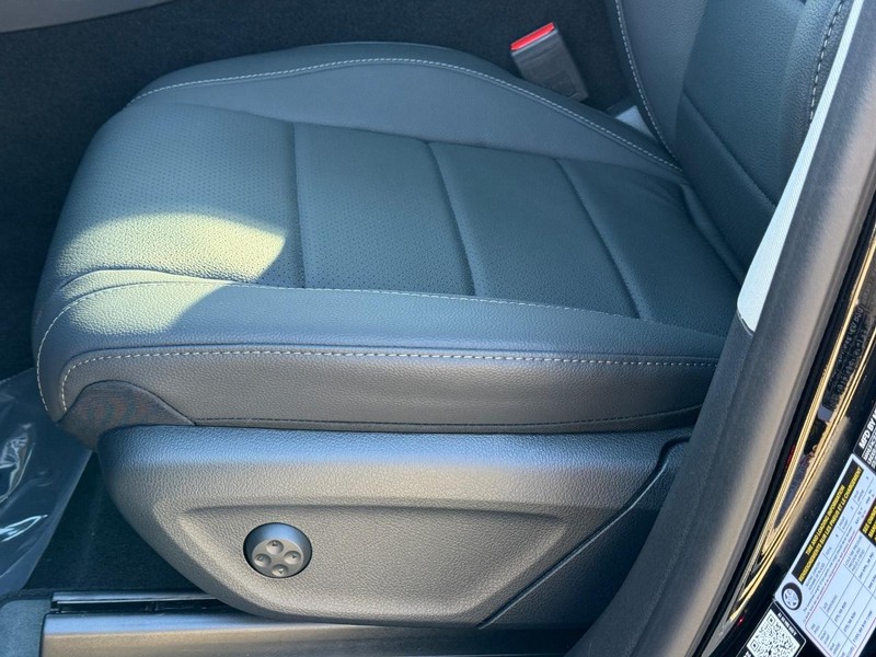 Mercedes-Benz GLE Vehicle Full-screen Gallery Image 22