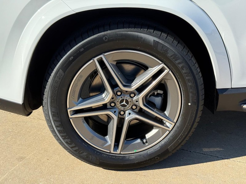 Mercedes-Benz GLE Vehicle Full-screen Gallery Image 6