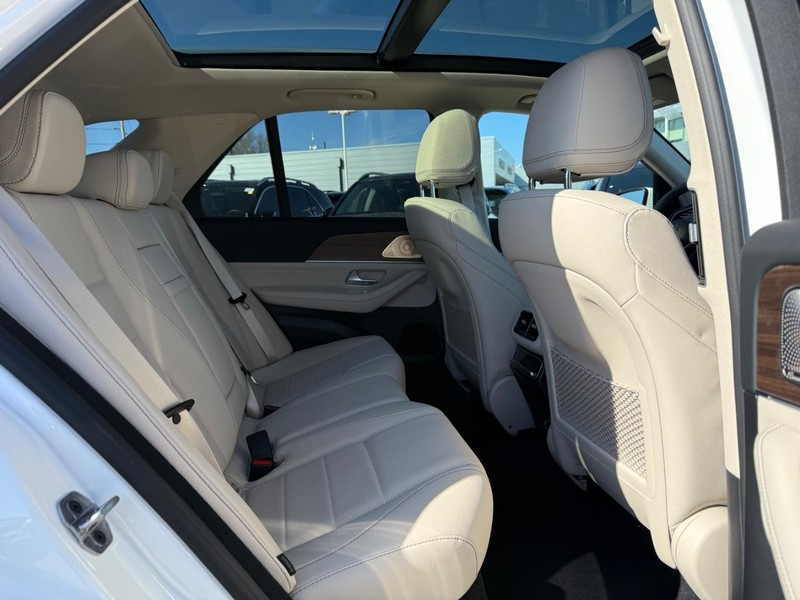 Mercedes-Benz GLE Vehicle Full-screen Gallery Image 7