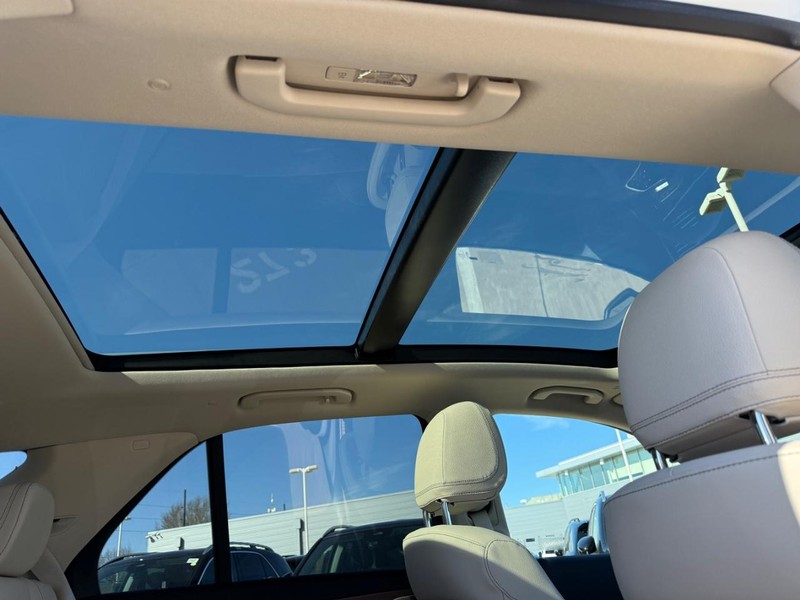 Mercedes-Benz GLE Vehicle Full-screen Gallery Image 8