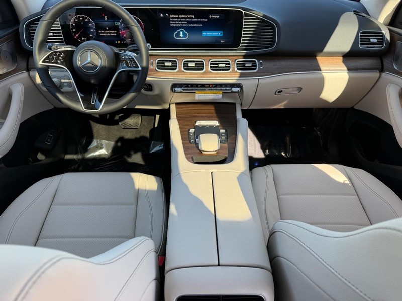 Mercedes-Benz GLE Vehicle Full-screen Gallery Image 9