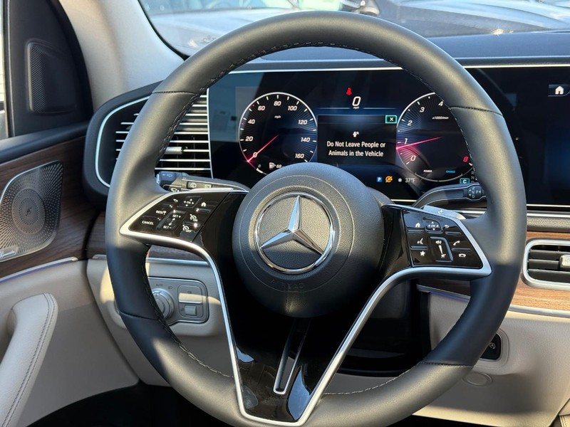 Mercedes-Benz GLE Vehicle Full-screen Gallery Image 10