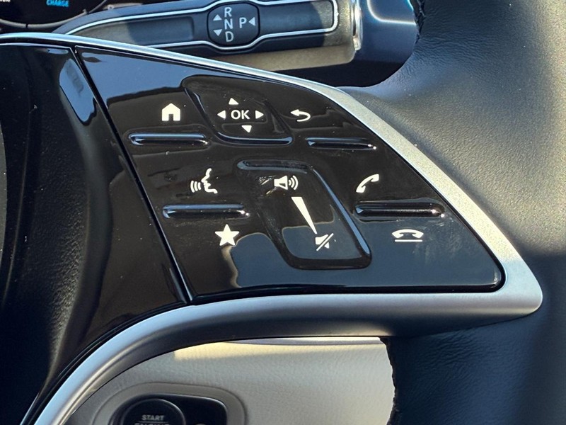 Mercedes-Benz GLE Vehicle Full-screen Gallery Image 12