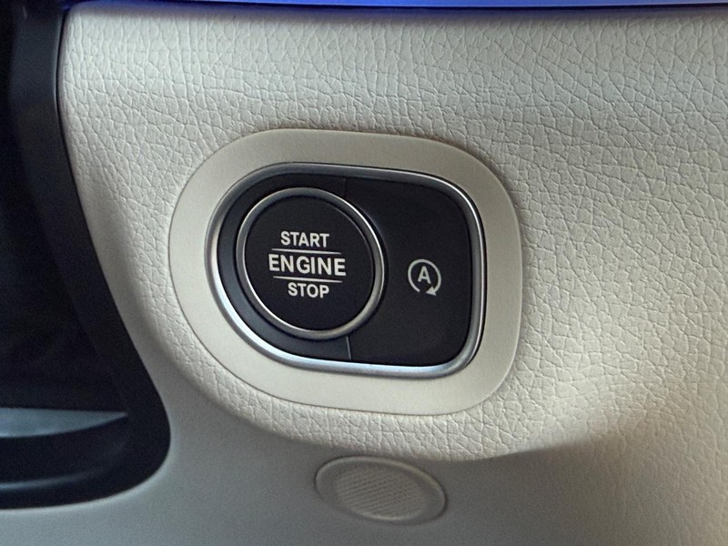 Mercedes-Benz GLE Vehicle Full-screen Gallery Image 14