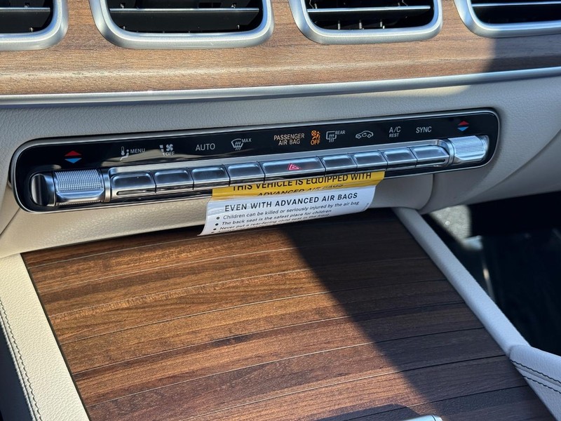 Mercedes-Benz GLE Vehicle Full-screen Gallery Image 16