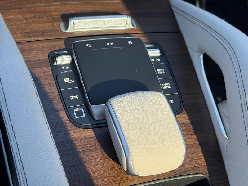 Mercedes-Benz GLE Vehicle Full-screen Gallery Image 17