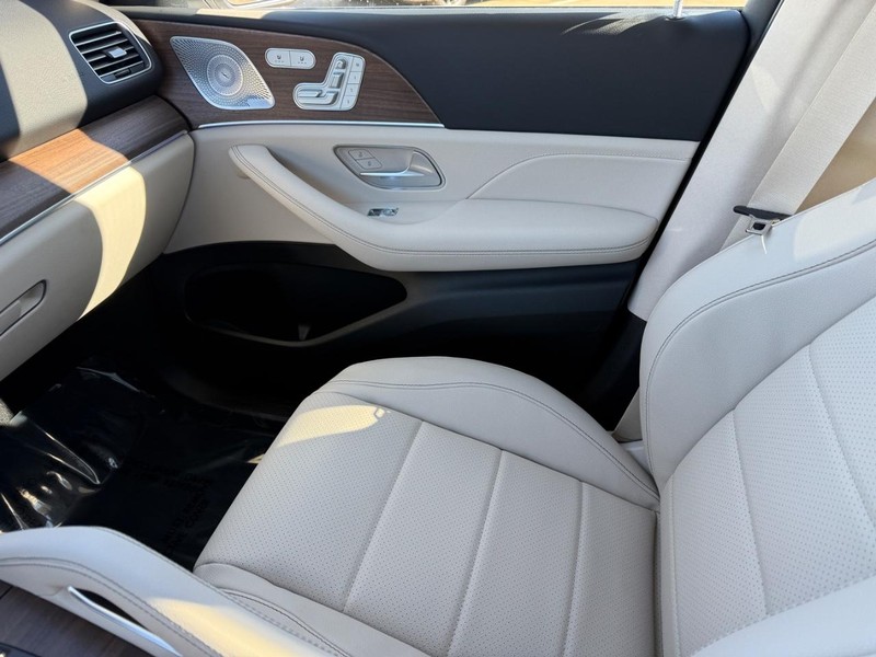 Mercedes-Benz GLE Vehicle Full-screen Gallery Image 18