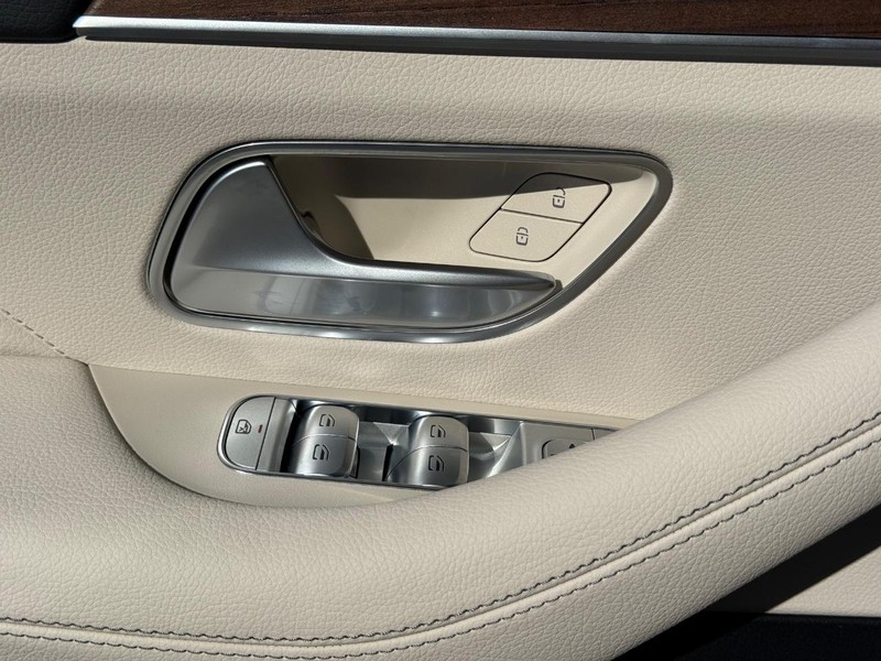 Mercedes-Benz GLE Vehicle Full-screen Gallery Image 20