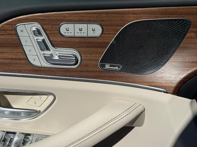 Mercedes-Benz GLE Vehicle Full-screen Gallery Image 21