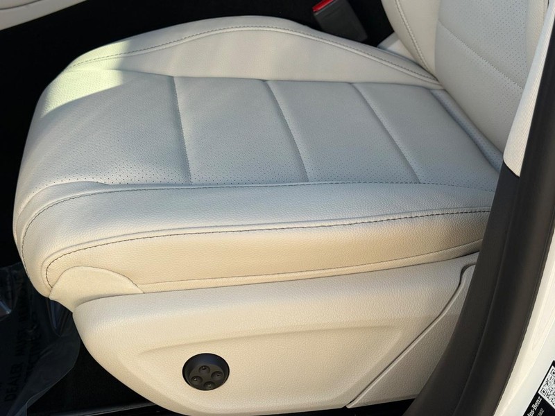 Mercedes-Benz GLE Vehicle Full-screen Gallery Image 22