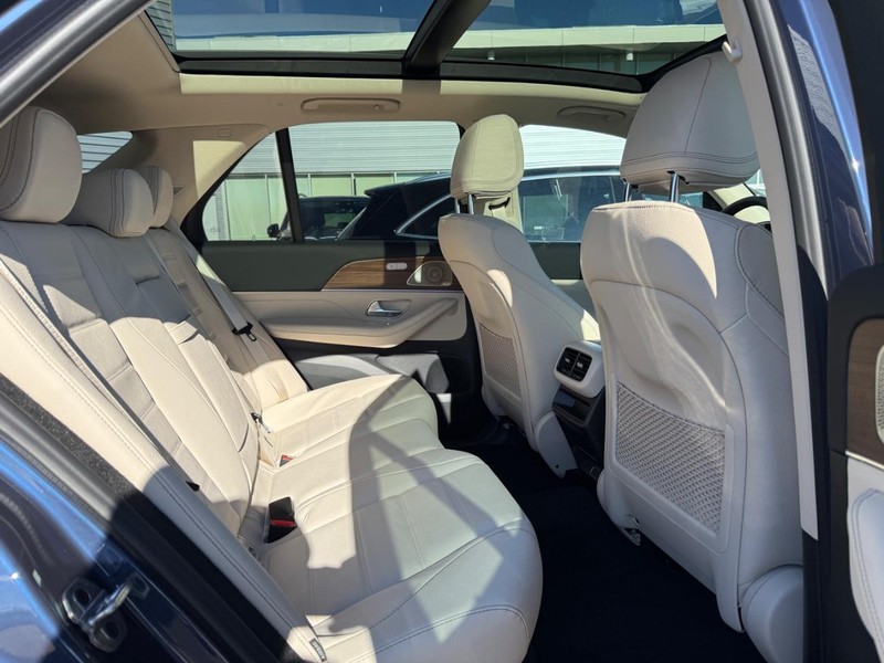 Mercedes-Benz GLE Vehicle Full-screen Gallery Image 7