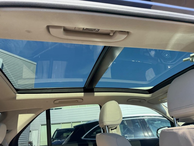 Mercedes-Benz GLE Vehicle Full-screen Gallery Image 8