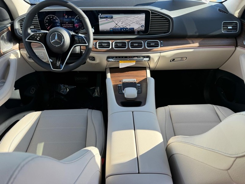 Mercedes-Benz GLE Vehicle Full-screen Gallery Image 9