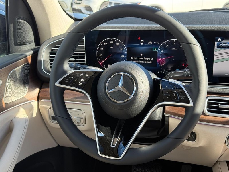 Mercedes-Benz GLE Vehicle Full-screen Gallery Image 10