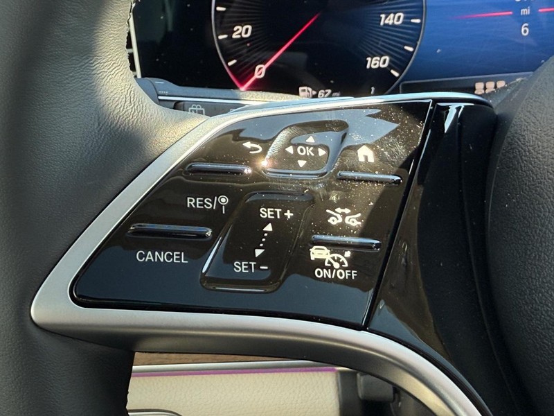 Mercedes-Benz GLE Vehicle Full-screen Gallery Image 11