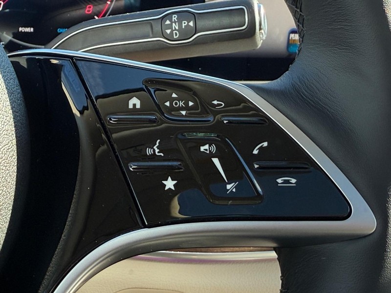 Mercedes-Benz GLE Vehicle Full-screen Gallery Image 12