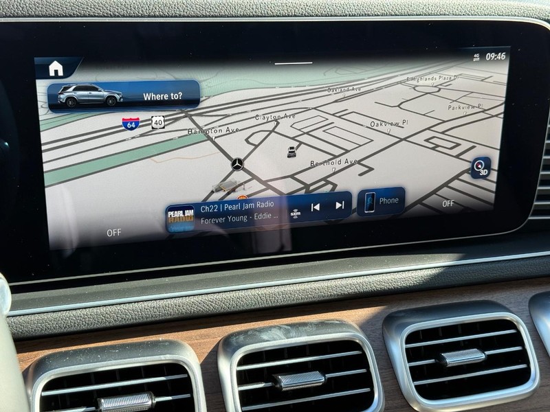 Mercedes-Benz GLE Vehicle Full-screen Gallery Image 13