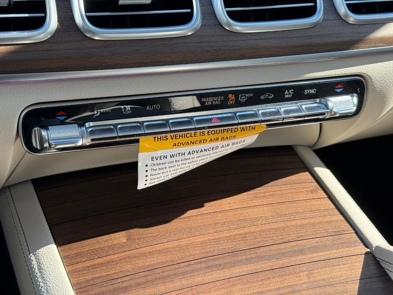 Mercedes-Benz GLE Vehicle Full-screen Gallery Image 16