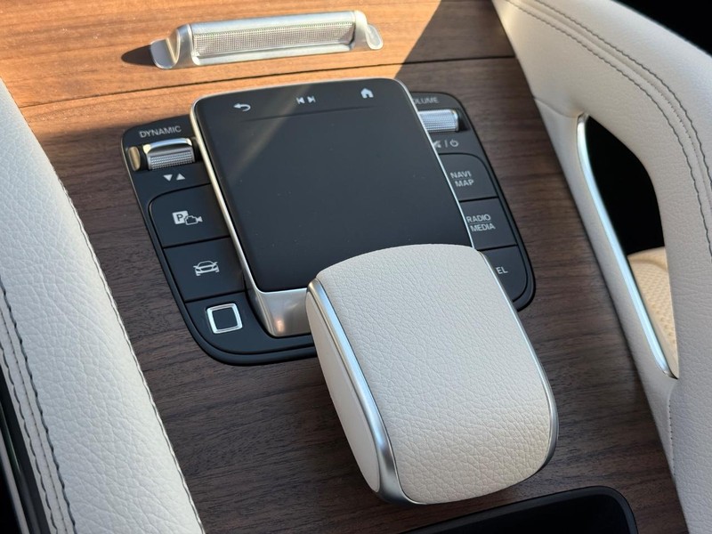 Mercedes-Benz GLE Vehicle Full-screen Gallery Image 17