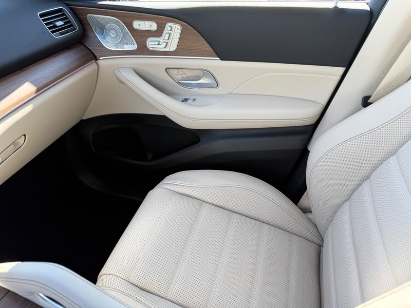 Mercedes-Benz GLE Vehicle Full-screen Gallery Image 18