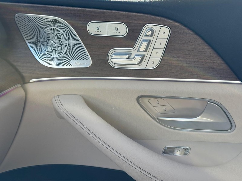 Mercedes-Benz GLE Vehicle Full-screen Gallery Image 19