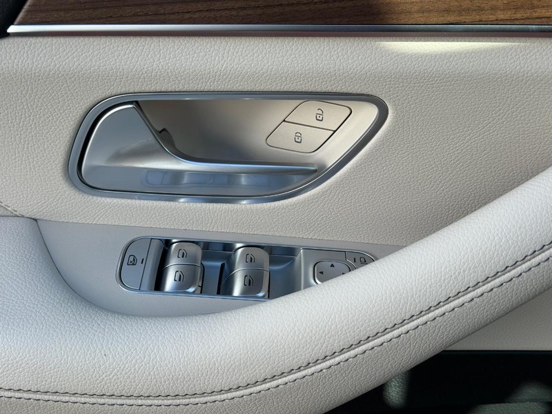 Mercedes-Benz GLE Vehicle Full-screen Gallery Image 20