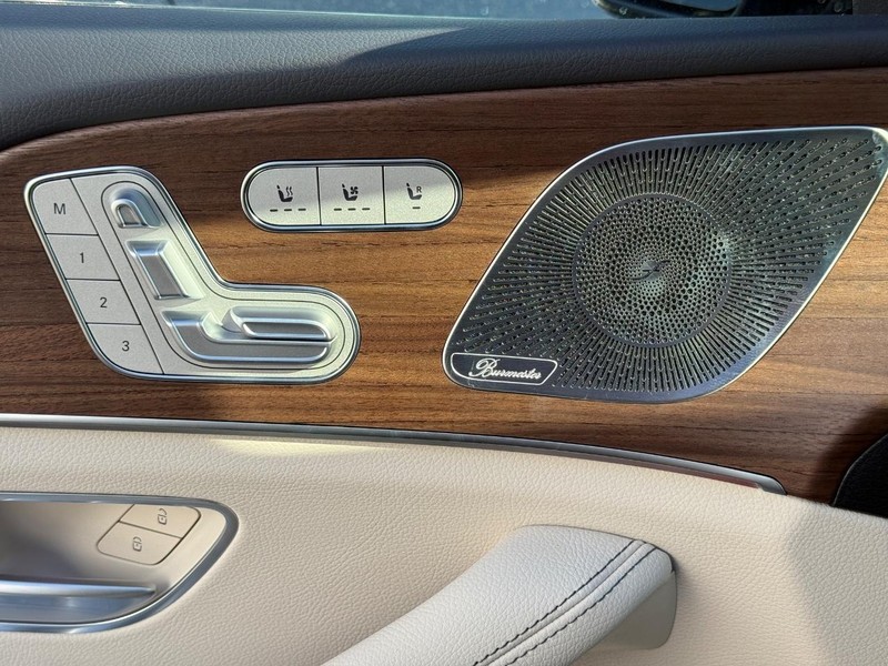 Mercedes-Benz GLE Vehicle Full-screen Gallery Image 21