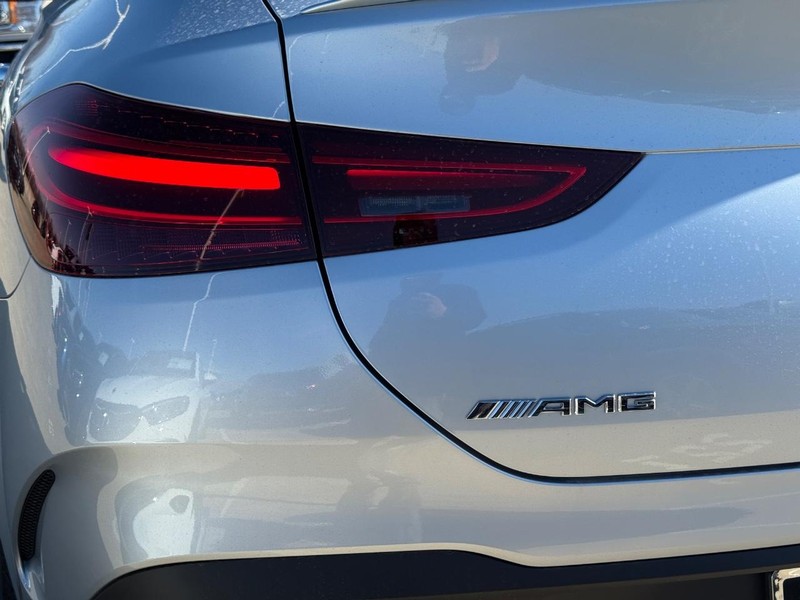 Mercedes-Benz GLE Vehicle Full-screen Gallery Image 4