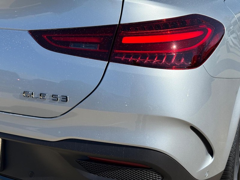 Mercedes-Benz GLE Vehicle Full-screen Gallery Image 5