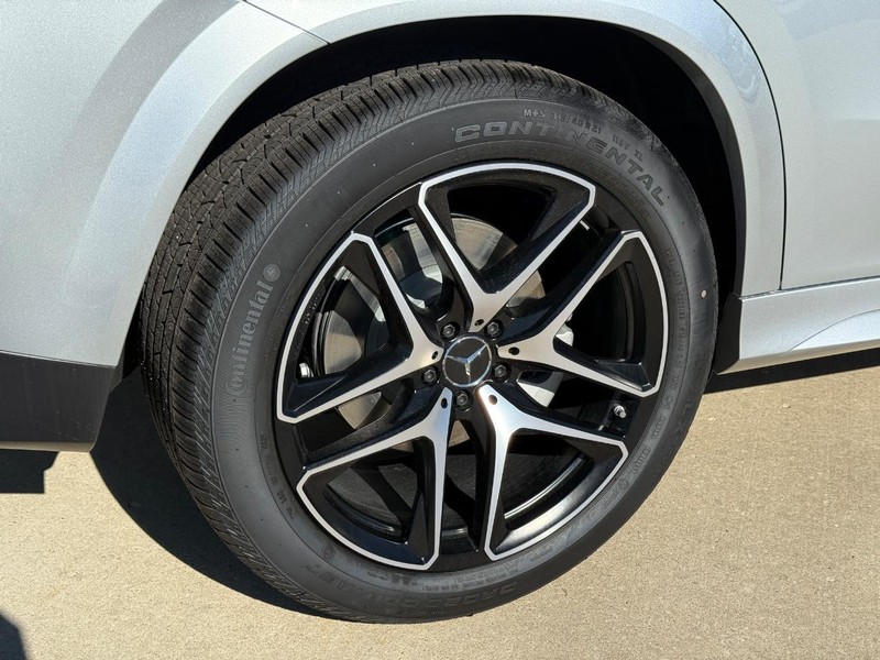 Mercedes-Benz GLE Vehicle Full-screen Gallery Image 6