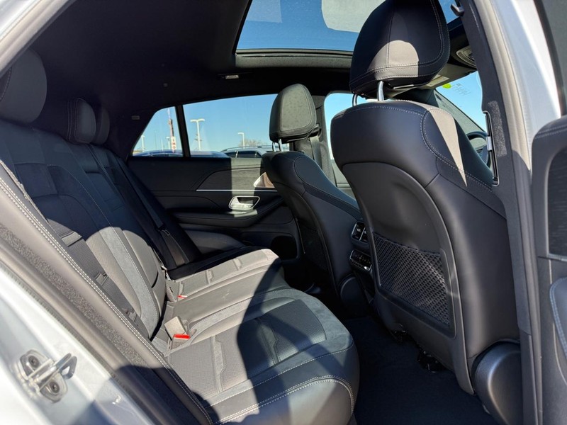 Mercedes-Benz GLE Vehicle Full-screen Gallery Image 7