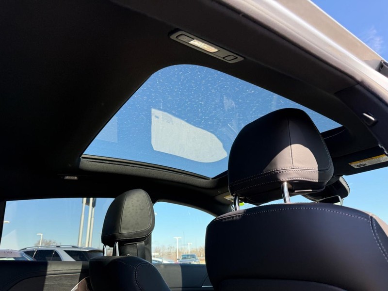 Mercedes-Benz GLE Vehicle Full-screen Gallery Image 8