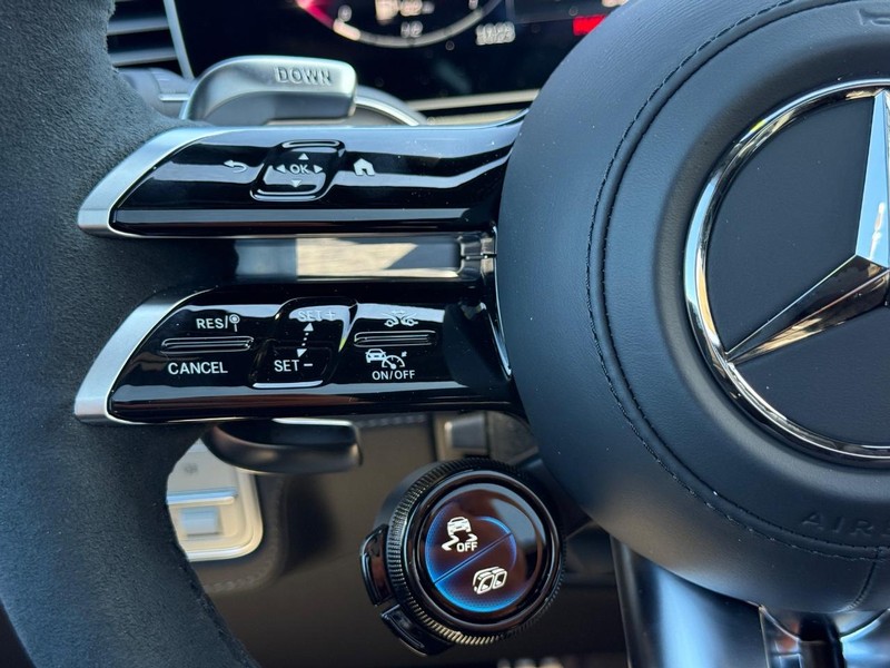 Mercedes-Benz GLE Vehicle Full-screen Gallery Image 11