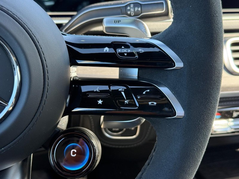 Mercedes-Benz GLE Vehicle Full-screen Gallery Image 12