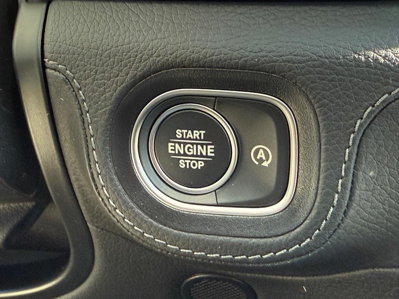 Mercedes-Benz GLE Vehicle Full-screen Gallery Image 13