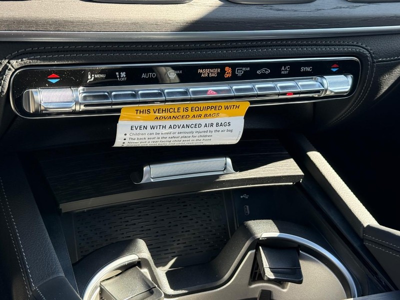 Mercedes-Benz GLE Vehicle Full-screen Gallery Image 16