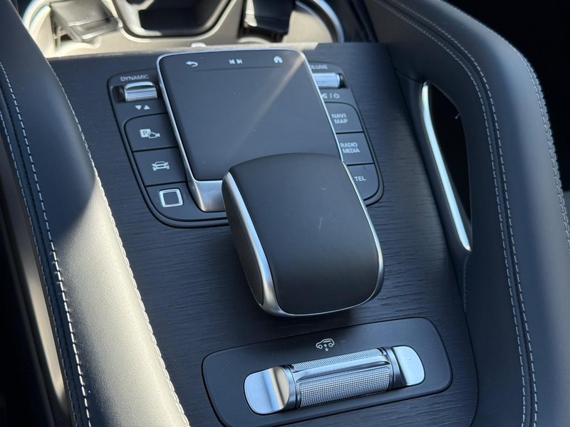 Mercedes-Benz GLE Vehicle Full-screen Gallery Image 17