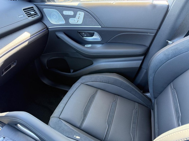 Mercedes-Benz GLE Vehicle Full-screen Gallery Image 18