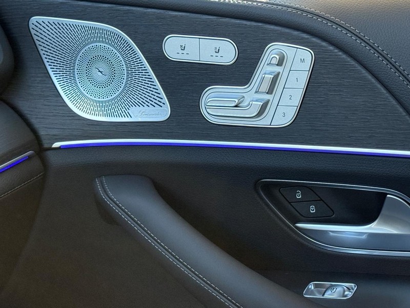 Mercedes-Benz GLE Vehicle Full-screen Gallery Image 19